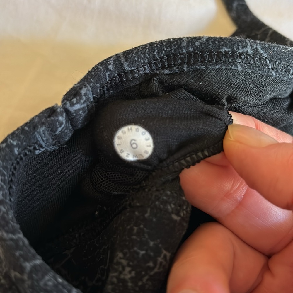 Lululemon power Y sports bra | black with grey floral print | size 6 - Picture 3 of 3